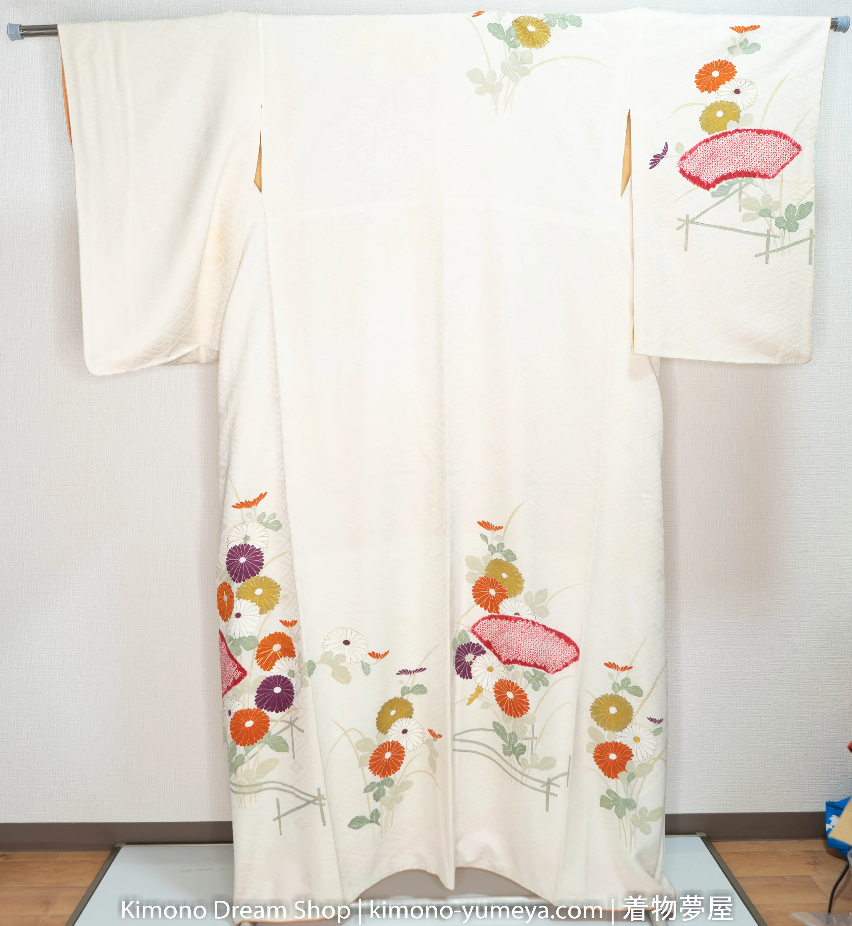 Light Beige Kimono Chrysanthemum Flowers Genuine Shibori Vintage Silk Houmongi Homongi Golden Thread